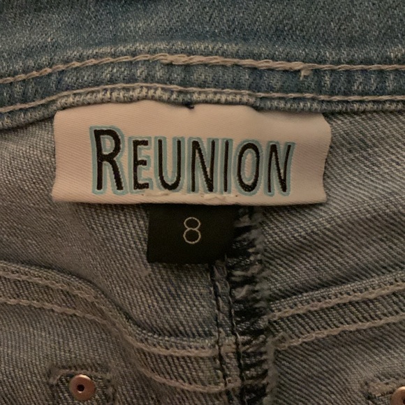 Reunion Distressed Capri Jeans with Appliqués in Size 8 - Picture 4 of 8